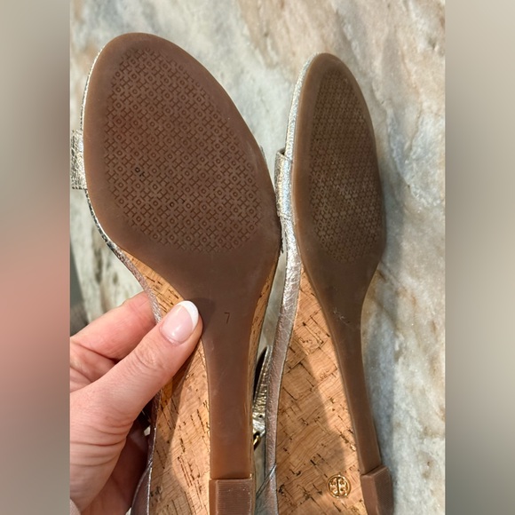 Women’s TORY BURCH Savannah cracked silver wedge sandals- Size 7 - Picture 8 of 9